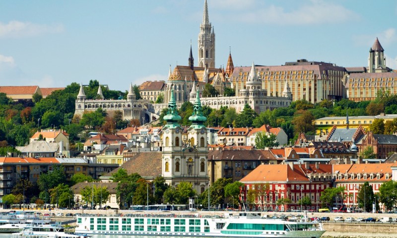 Pogled na budimsku stranu Budimpešte sa Budimskim zamkom, crkvom Svetog Matije i Ribarskim bastionom