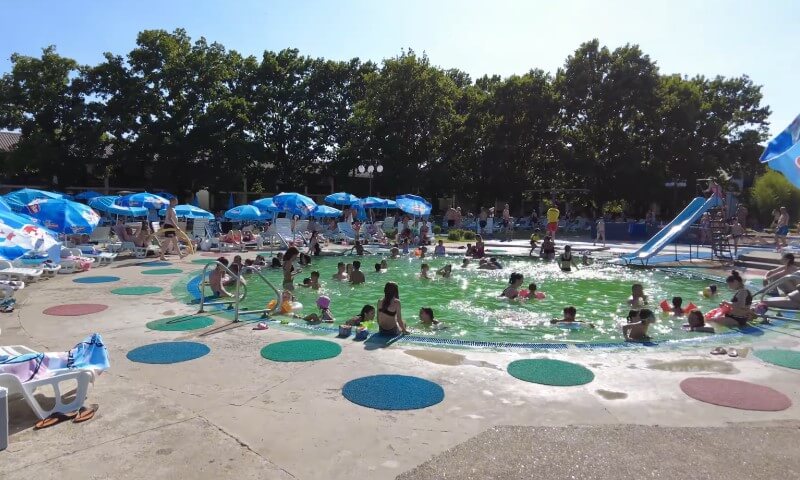 Ljudi se sunčaju i kupaju na otvorenom bazenu u Junaković banji