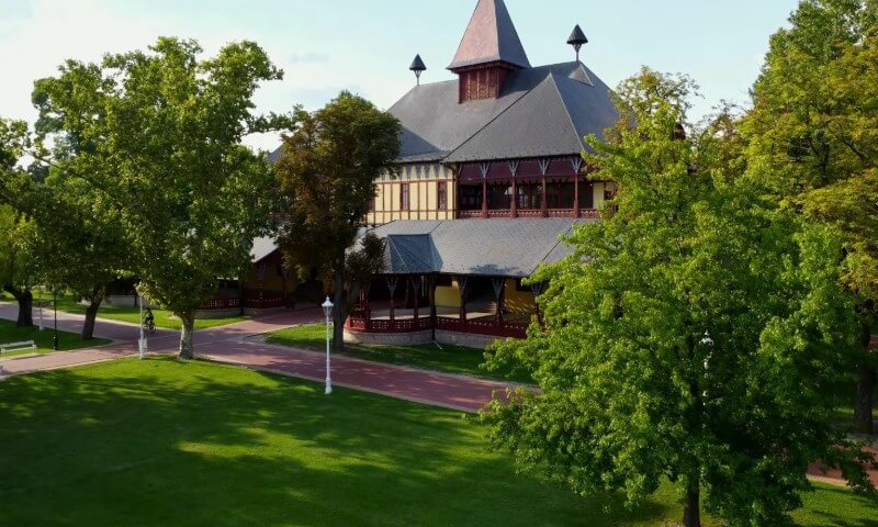 Pogled na hotel na Palićkom jezeru