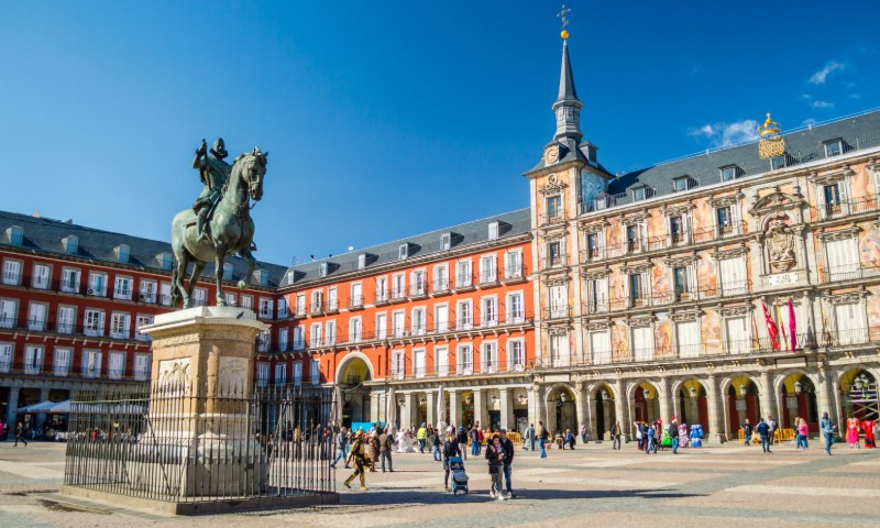 Statua Felipea III i Casa de la Panaderia na Plazi Maior u Madridu, Španija